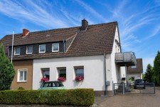 Hauptbild + Kaarst + 2,5-Zimmer-Wohnung in 2-Familien-Haus + ca. 73 m² Wohnfläche + Balkon + Stellplatz +